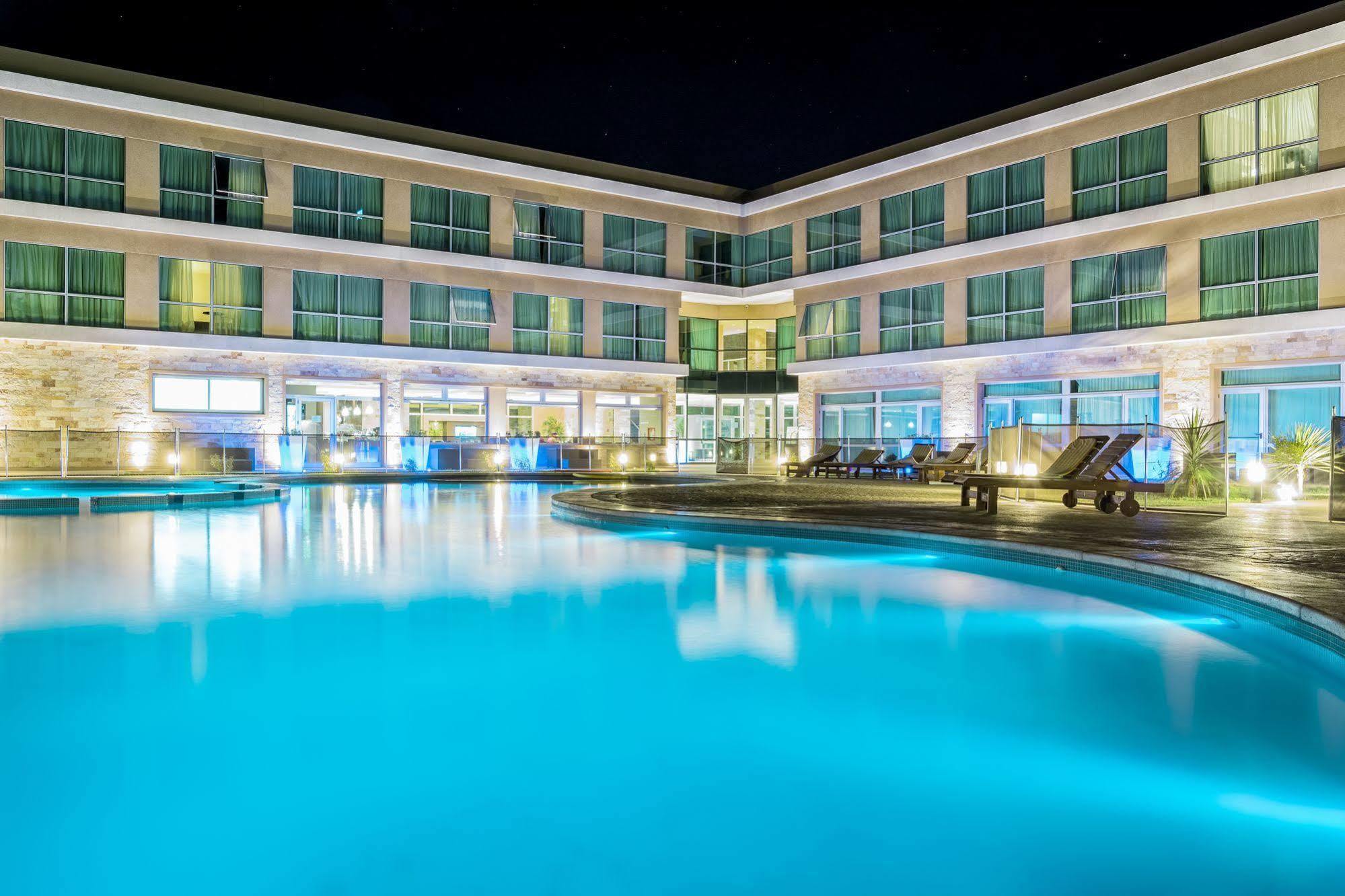 Howard Johnson Neuquen Bagian luar foto